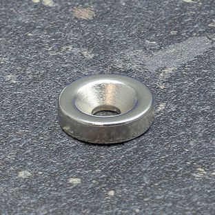 Kotoučové magnety z neodymu s otvorem a zapuštěním 15 mm