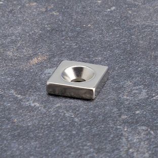 Kvádrové magnety z neodymu s otvorem a zapuštěním 15 x 15 mm 