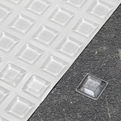 Ochrana nábytku, 12,7 X 12,7 mm, lichoběžník, samolepicí (242 kusů) 