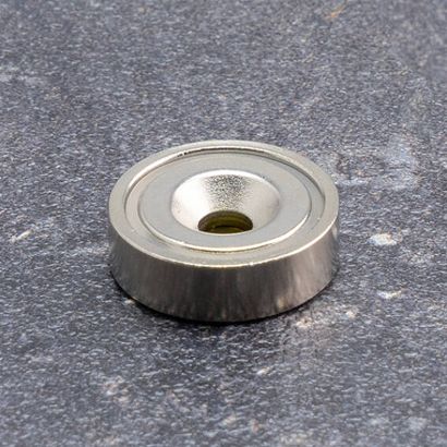 Hrncový magnet s otvorem a zapuštěním, neodymový 20 mm | poniklovaný  | 9 kg