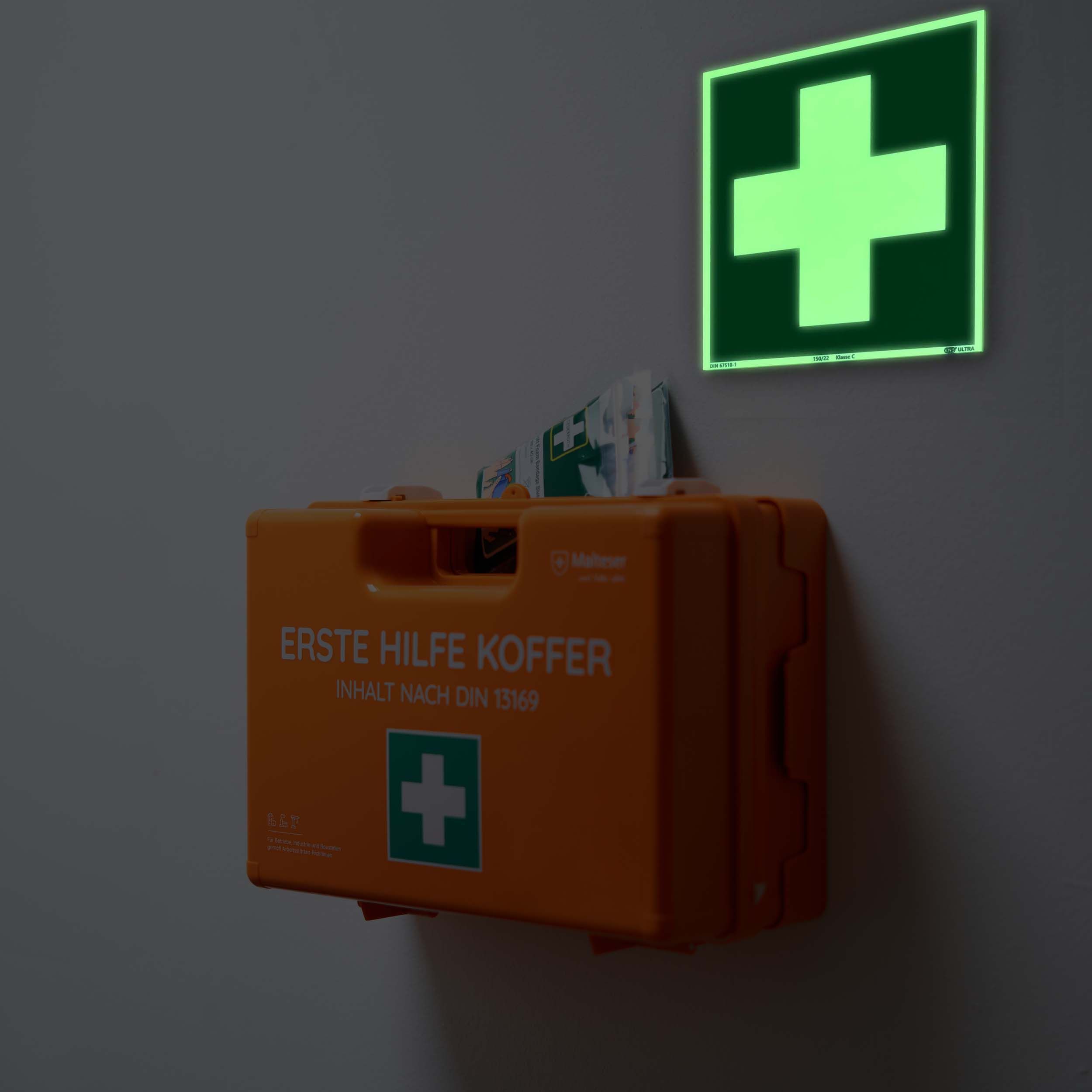 Cartello Primo Soccorso Vsafety 31010 – “The Nearest First Aid Box Is Situated” – Fotoluminescente 100x150 Mm, Plastica Verde